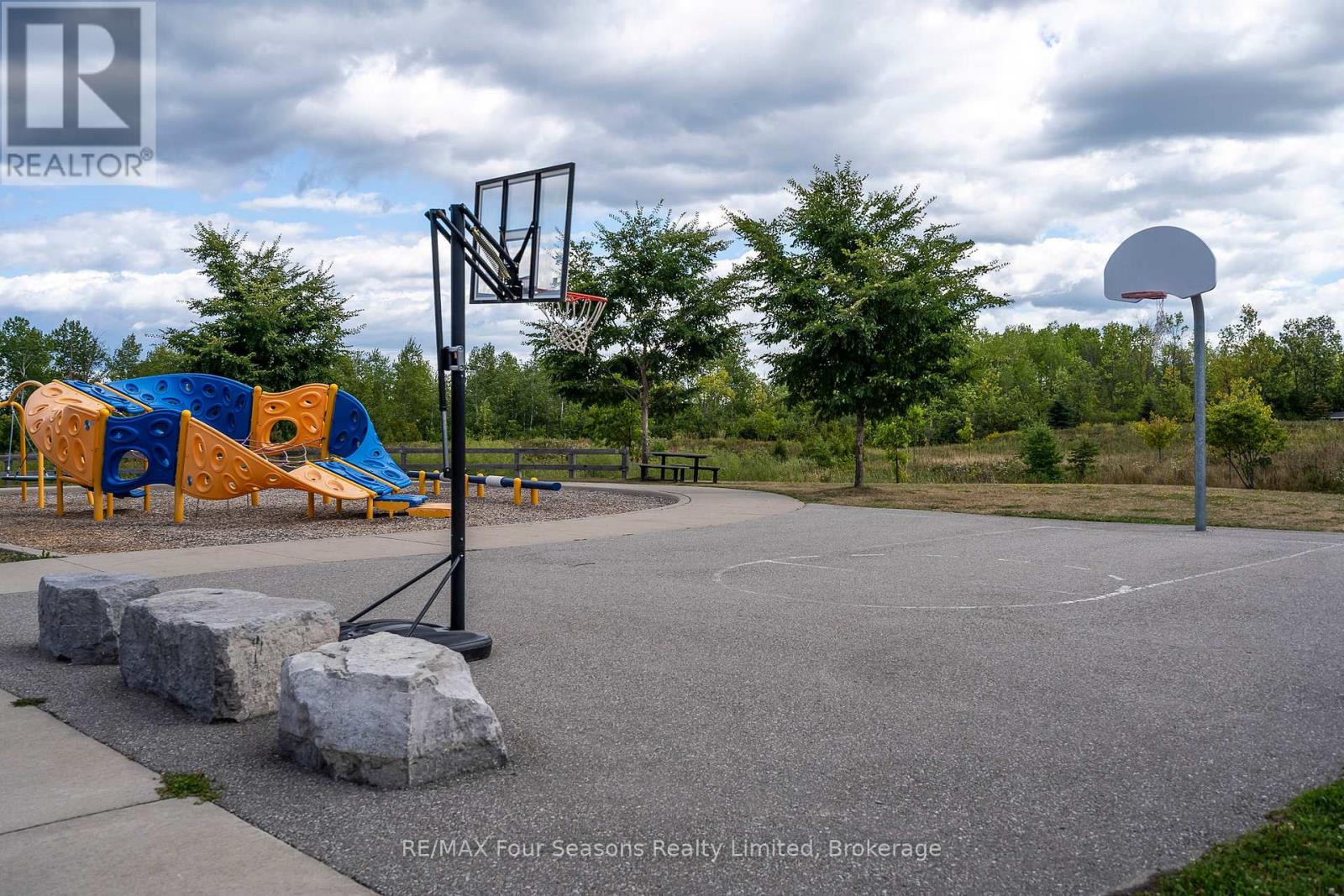 Photo 40 of 5 Kayla Crescent N, Collingwood ON