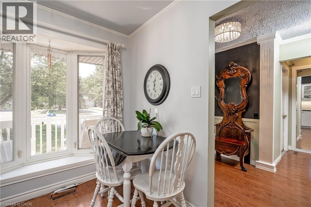 Photo 8 of 2407 Hemlock Court, Burlington ON