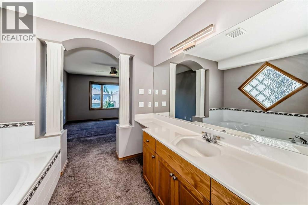 Photo 8 of 19 Westpoint Court Sw, Calgary AB