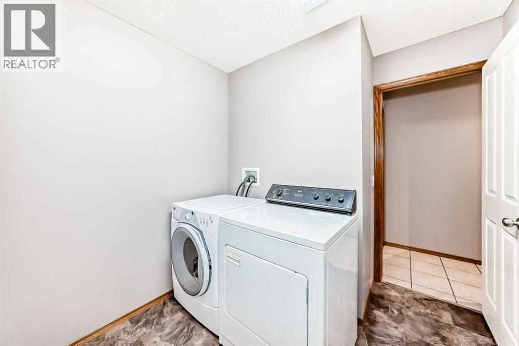Photo 12 of 19 Westpoint Court Sw, Calgary AB