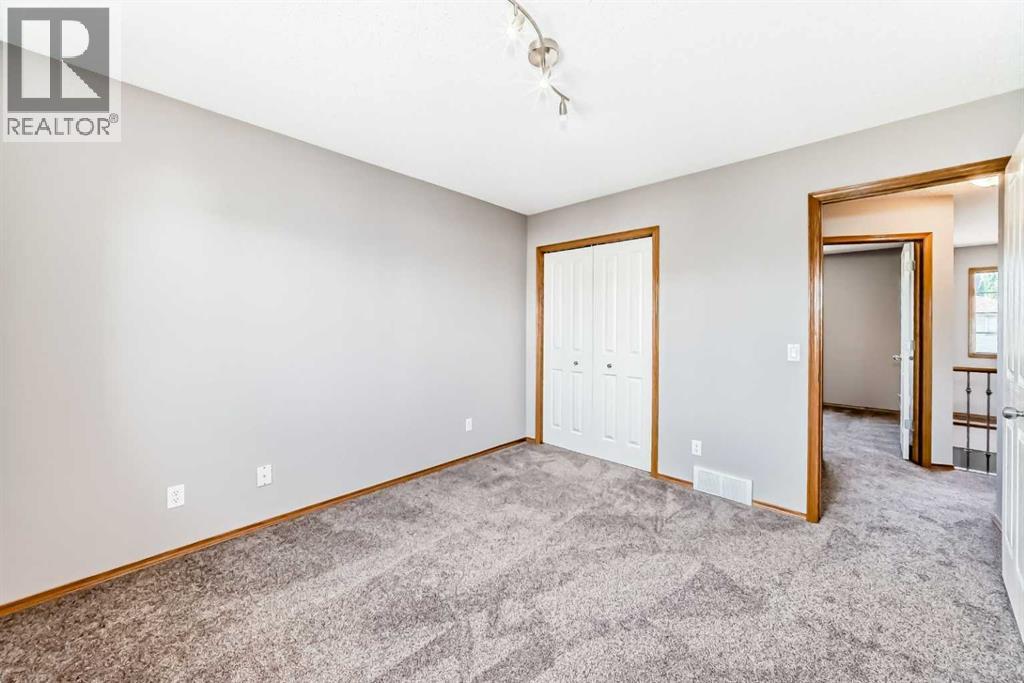 Photo 4 of 19 Westpoint Court Sw, Calgary AB