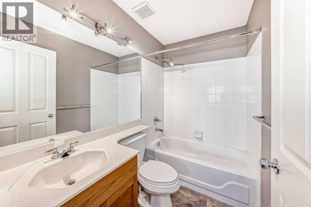 Photo 3 of 19 Westpoint Court Sw, Calgary AB