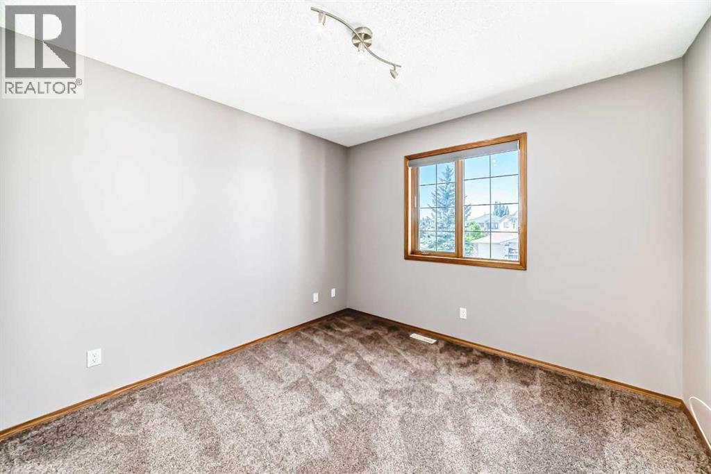 Photo 5 of 19 Westpoint Court Sw, Calgary AB