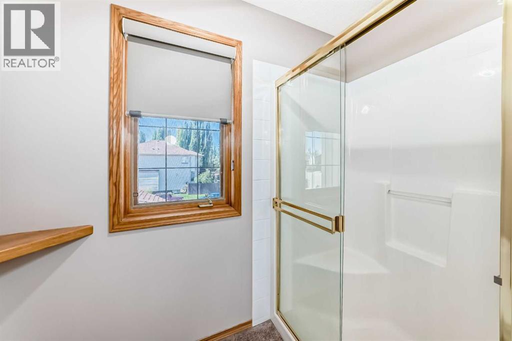 Photo 7 of 19 Westpoint Court Sw, Calgary AB