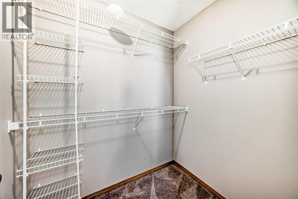 Photo 6 of 19 Westpoint Court Sw, Calgary AB