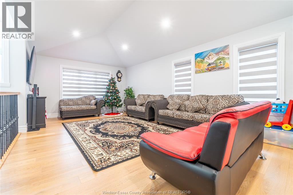 Photo 10 of 44 Peachtree Lane, Chatham ON