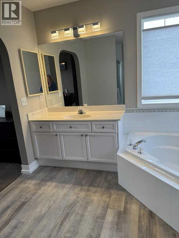 Photo 23 of 148 Stonegate Crescent Nw, Airdrie AB