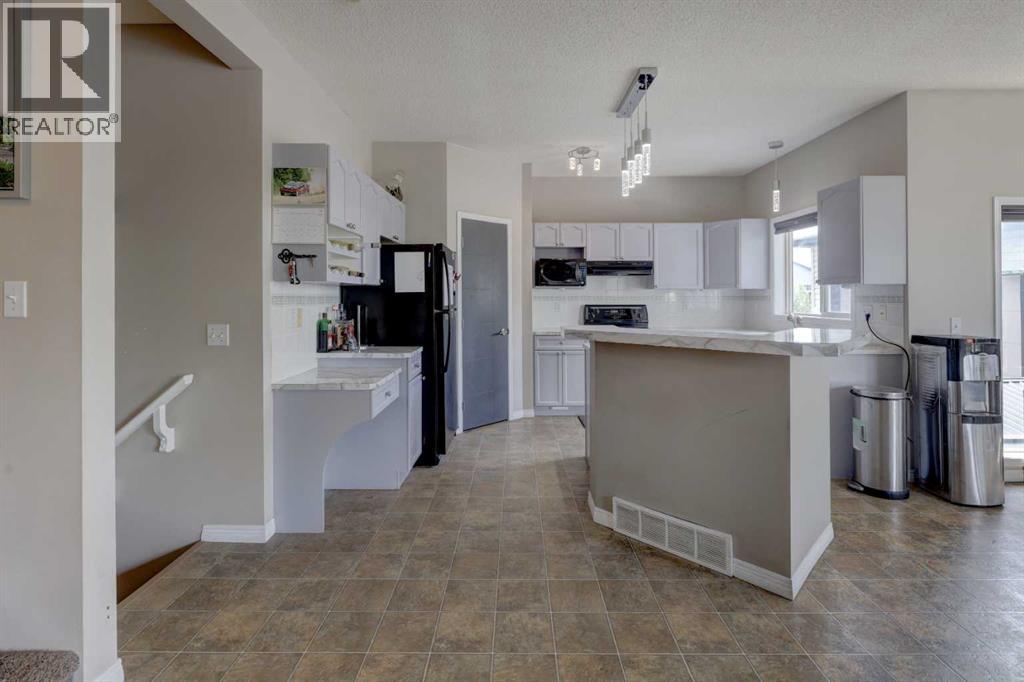 Photo 11 of 148 Stonegate Crescent Nw, Airdrie AB