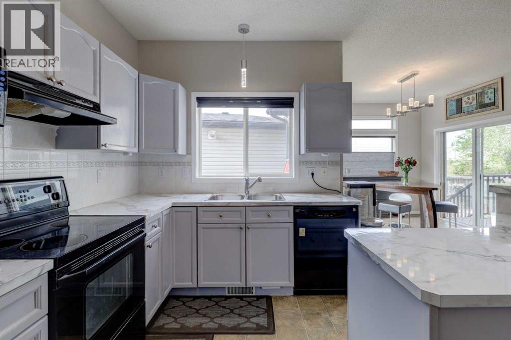 Photo 15 of 148 Stonegate Crescent Nw, Airdrie AB
