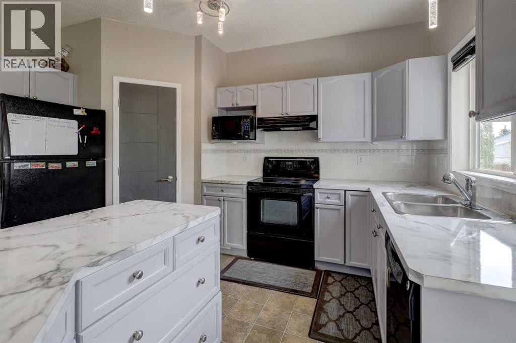 Photo 12 of 148 Stonegate Crescent Nw, Airdrie AB