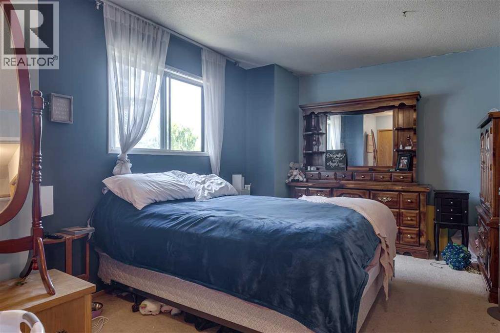 Photo 10 of 176 Metcalf Avenue, Red Deer AB