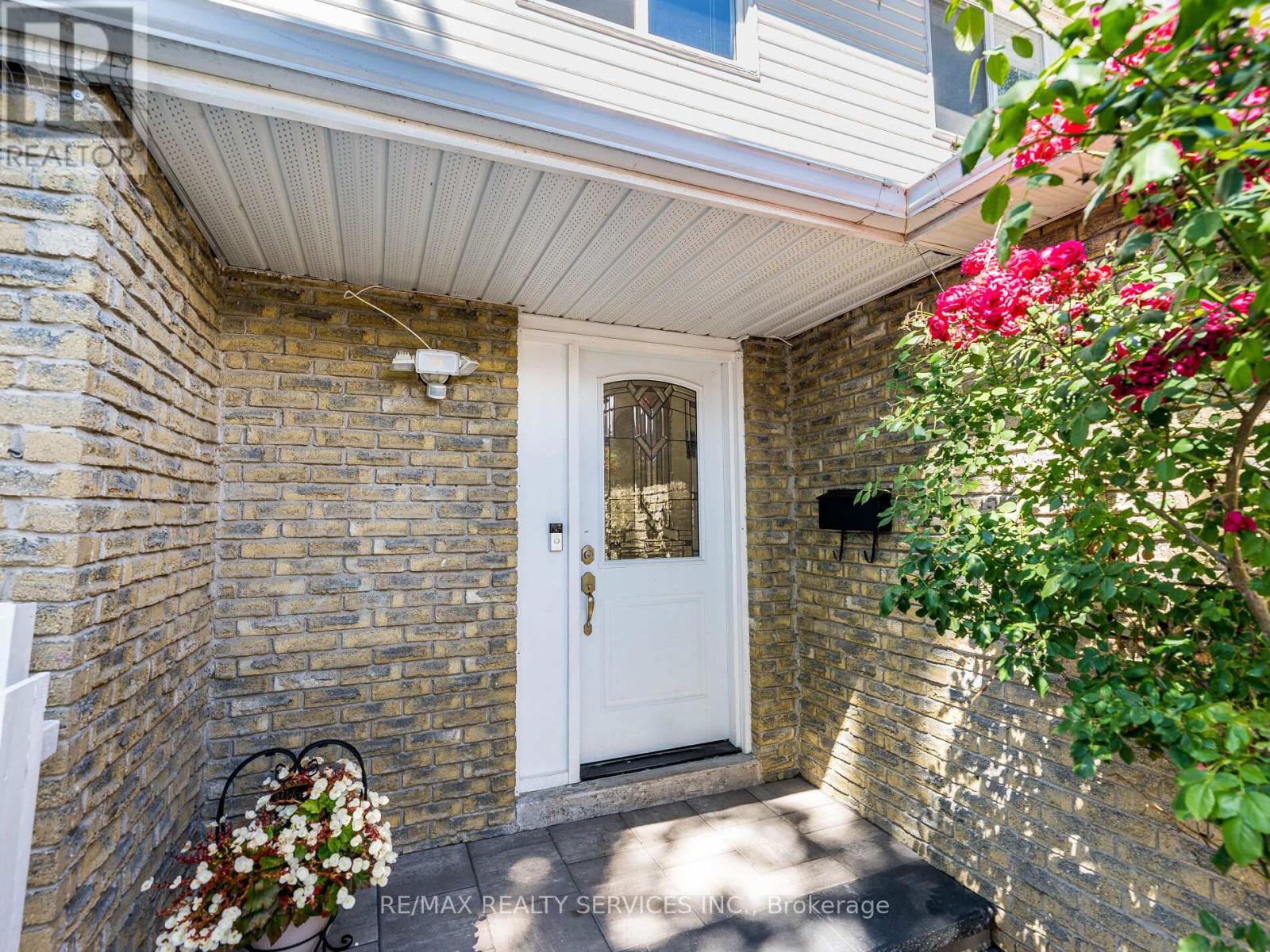 Photo 9 of 312 Killarney Court, Oshawa ON