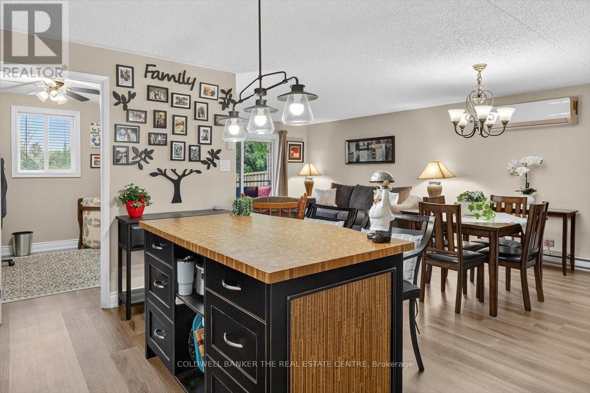 Photo 10 of 102 74 The Queensway S, Georgina ON