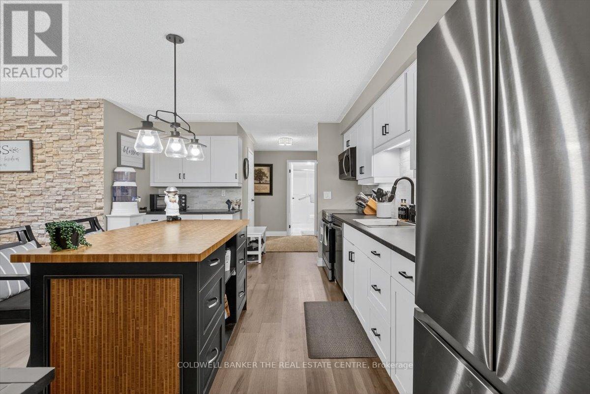 Photo 12 of 102 74 The Queensway S, Georgina ON