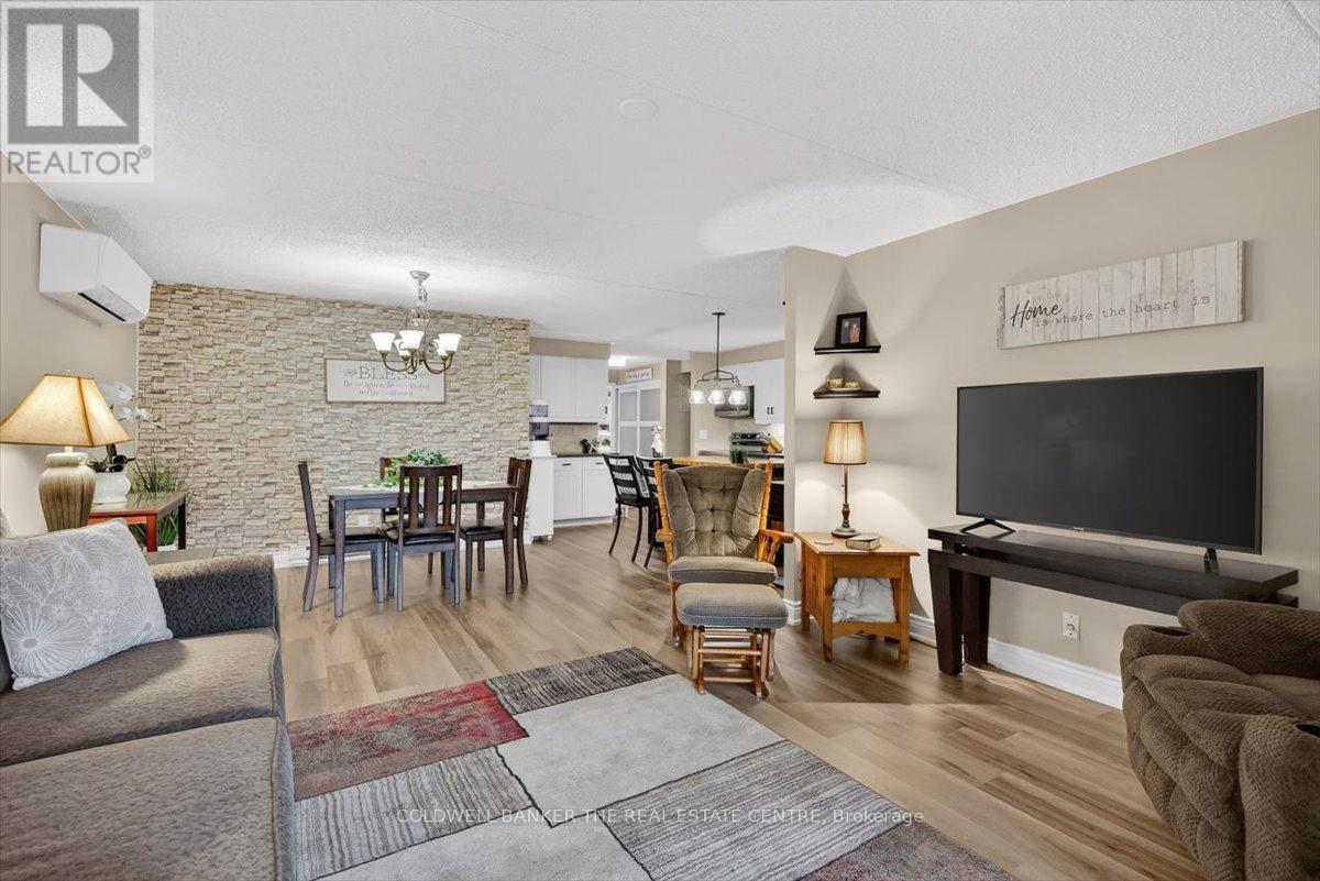 Photo 18 of 102 74 The Queensway S, Georgina ON