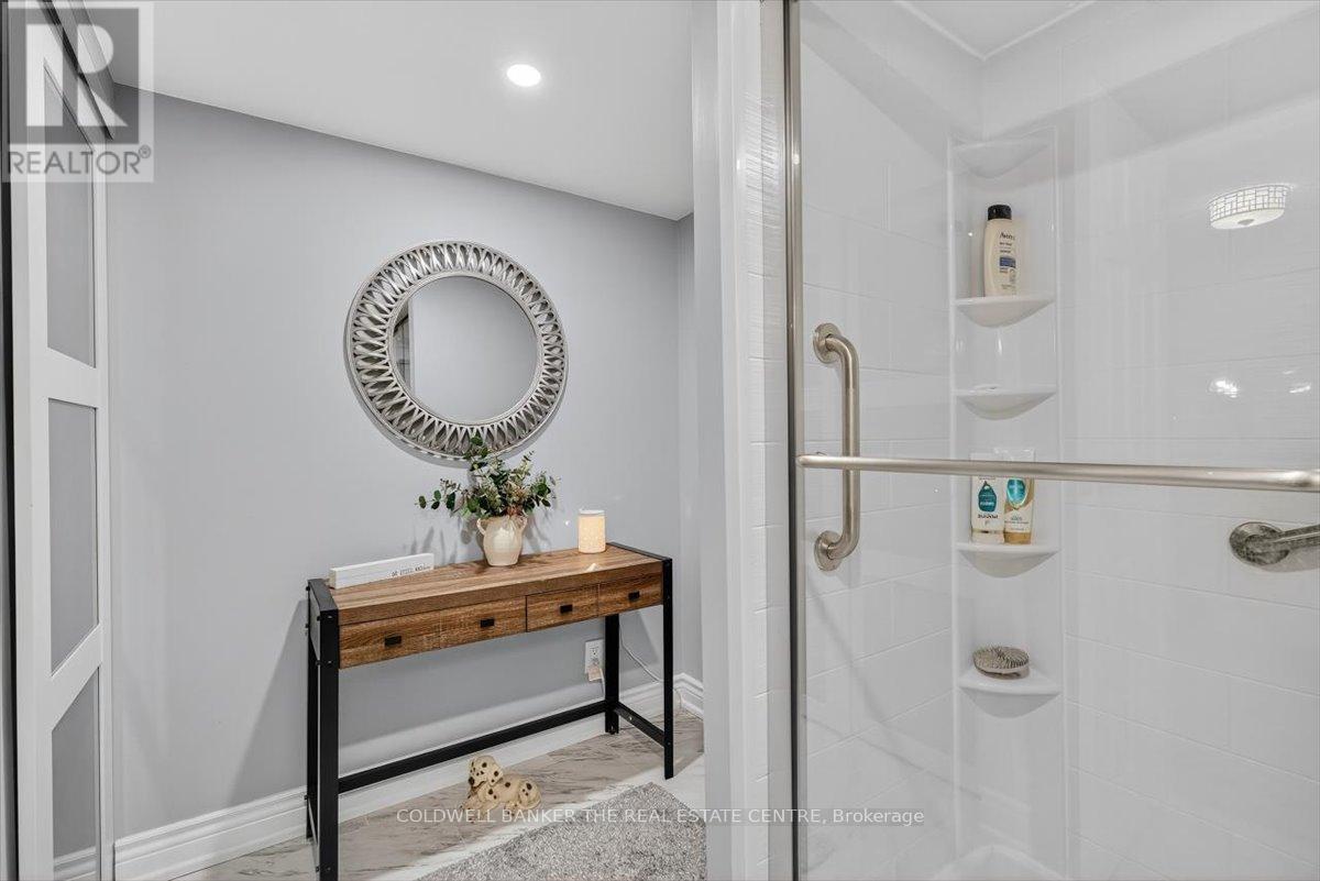 Photo 23 of 102 74 The Queensway S, Georgina ON
