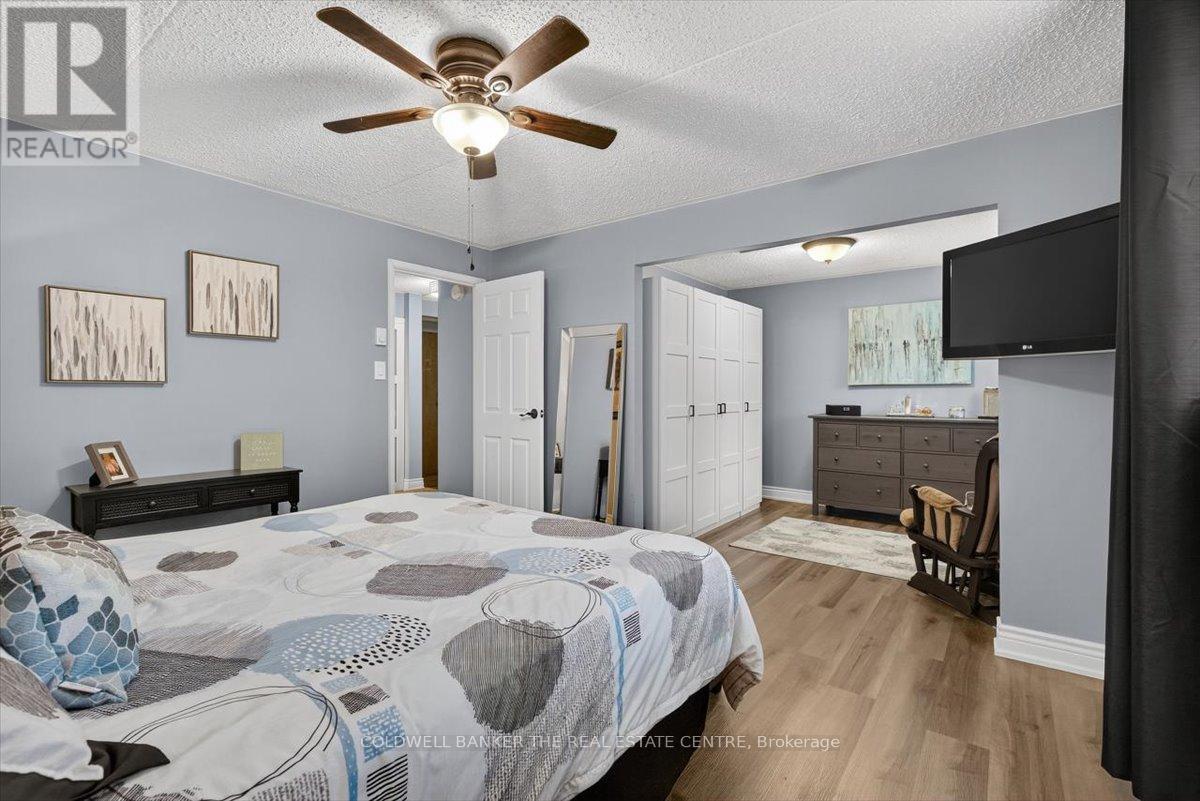 Photo 29 of 102 74 The Queensway S, Georgina ON