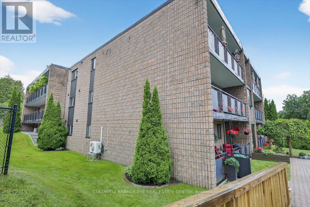 Photo 3 of 102 74 The Queensway S, Georgina ON