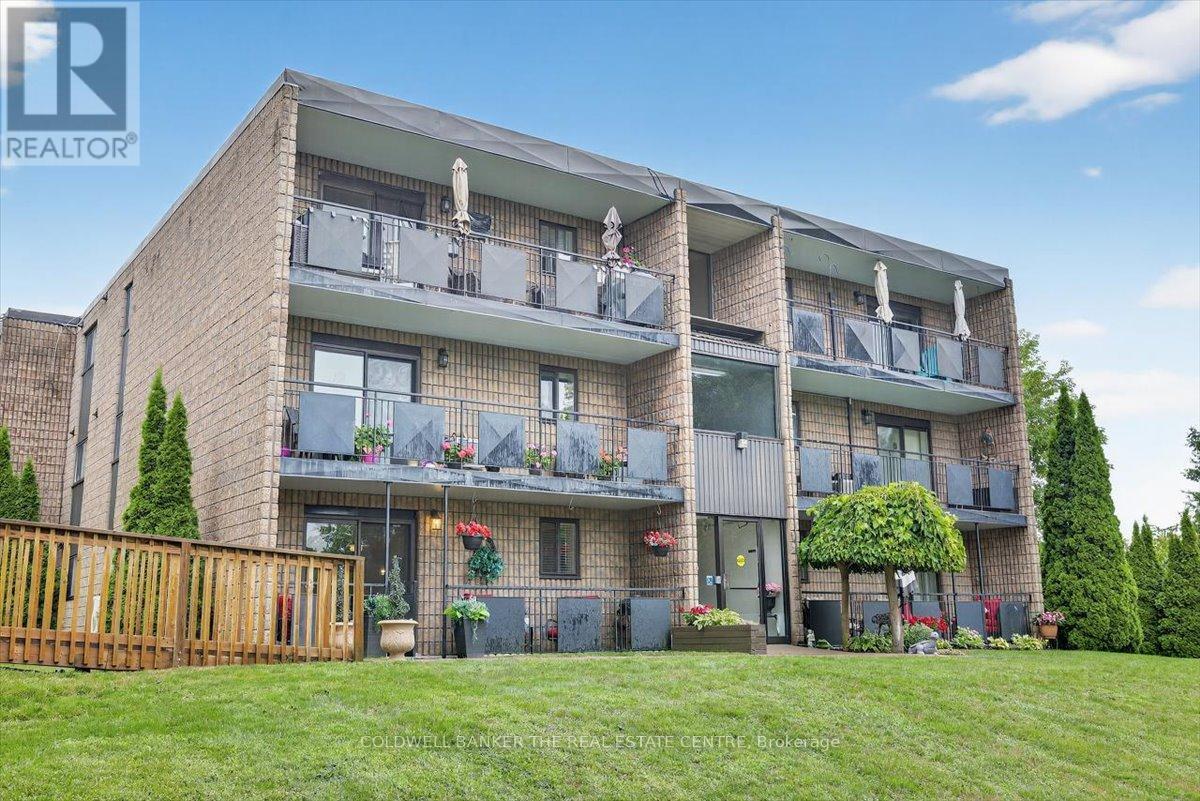Photo 34 of 102 74 The Queensway S, Georgina ON