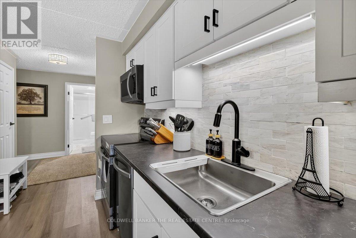 Photo 7 of 102 74 The Queensway S, Georgina ON