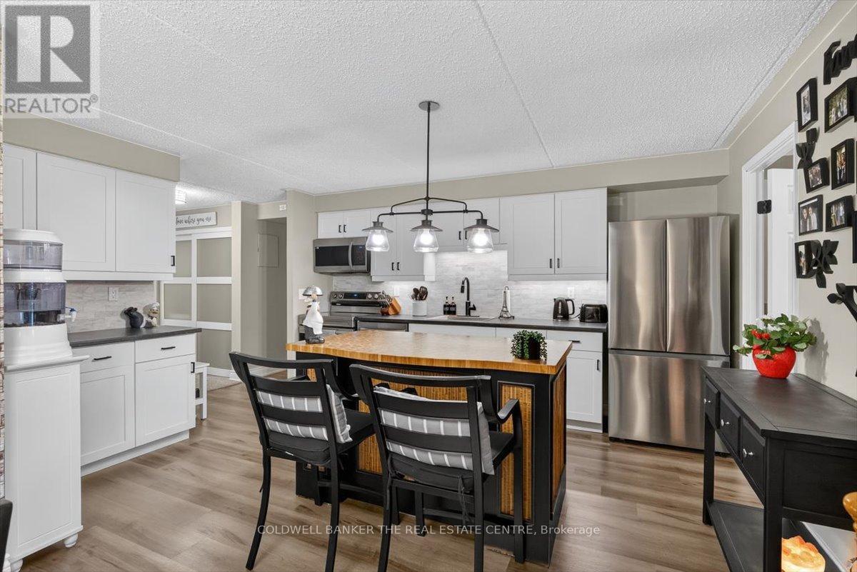 Photo 8 of 102 74 The Queensway S, Georgina ON