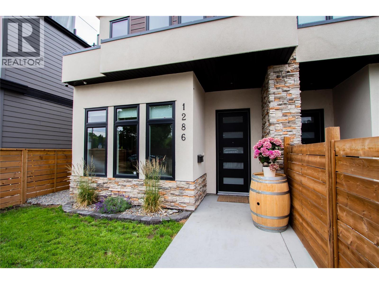 Photo 3 of 1286 Ethel Street, Kelowna BC