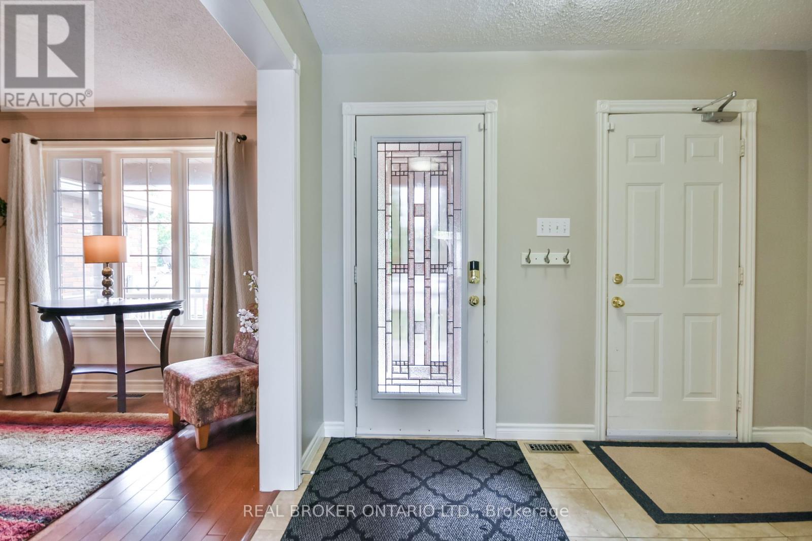 Photo 13 of 210 Pringle Drive, Barrie ON