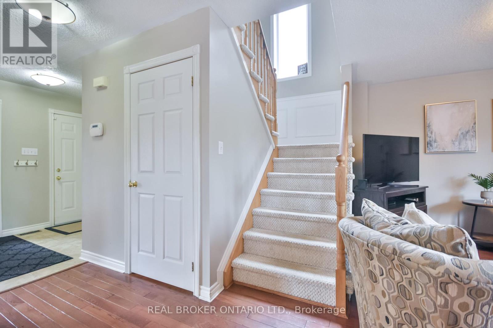 Photo 26 of 210 Pringle Drive, Barrie ON