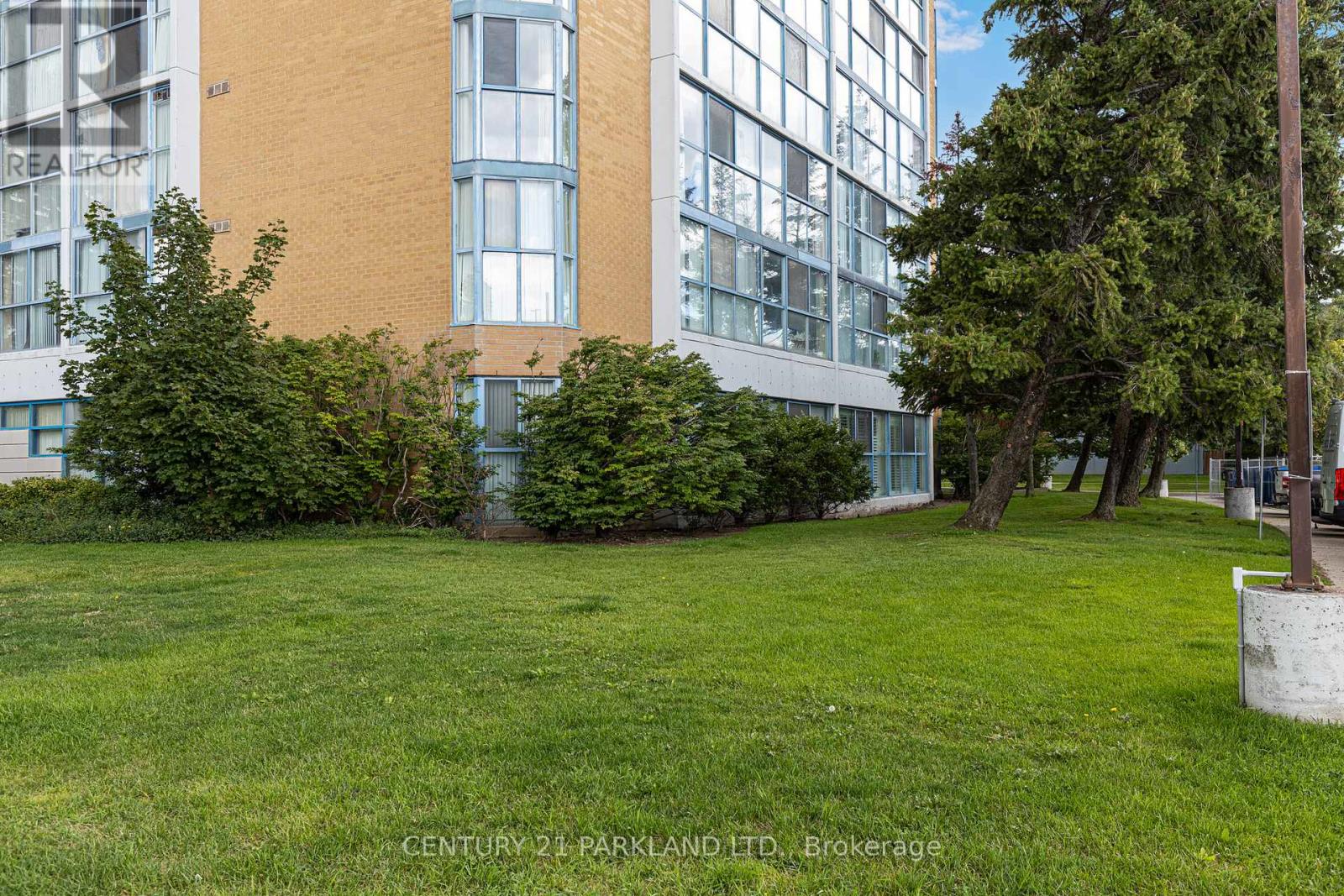 Photo 3 of 112 35 Trailwood Drive, Mississauga ON
