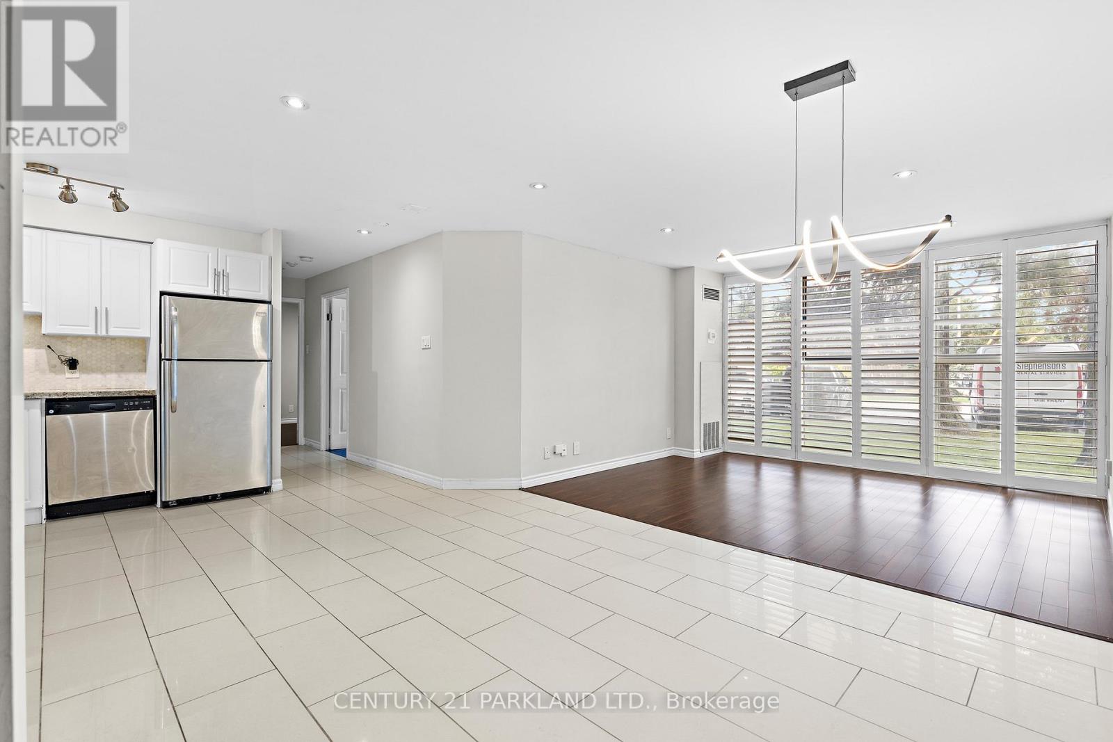 Photo 5 of 112 35 Trailwood Drive, Mississauga ON