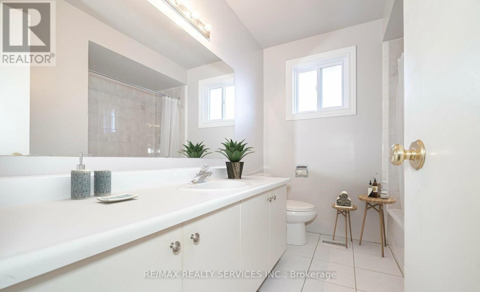 Photo 11 of 28 Panda Lane, Brampton ON