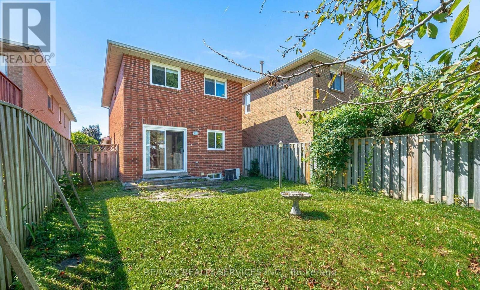 Photo 12 of 28 Panda Lane, Brampton ON