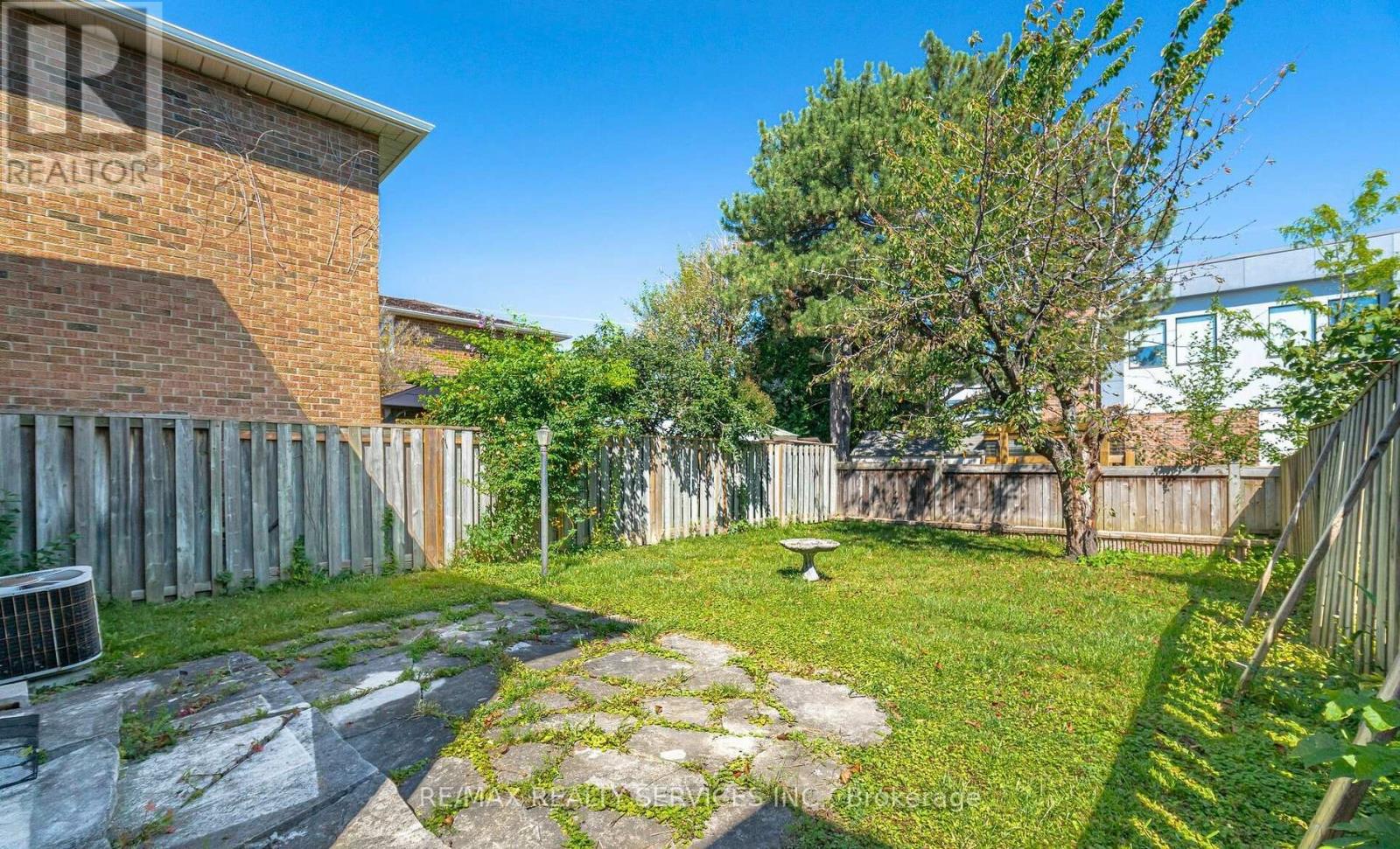 Photo 13 of 28 Panda Lane, Brampton ON