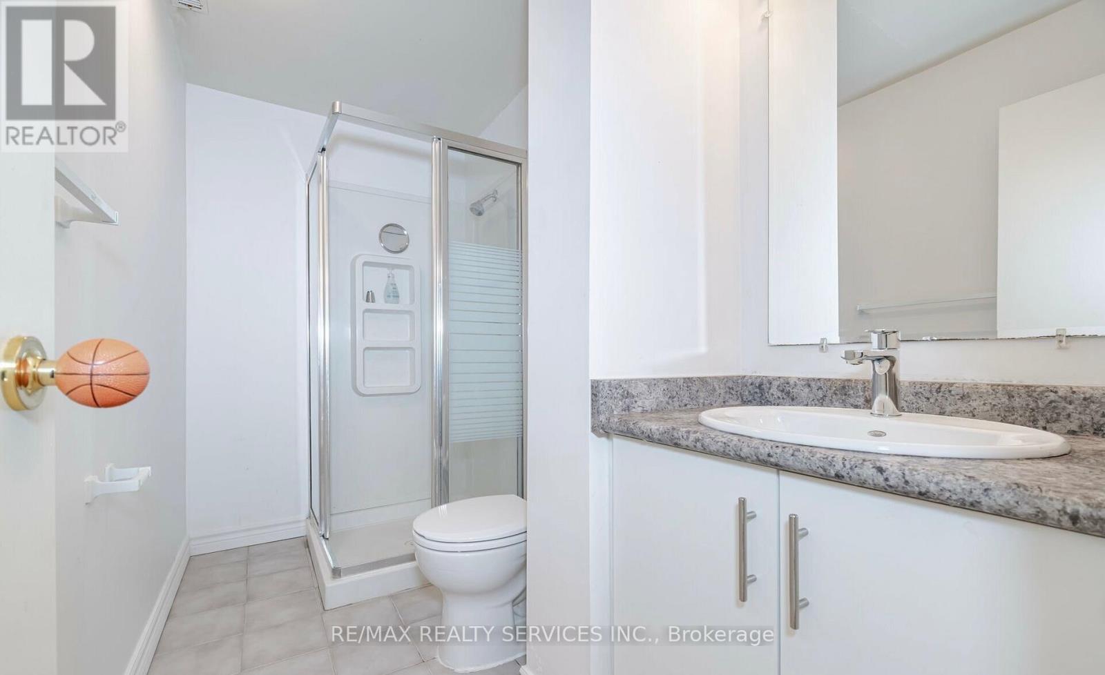 Photo 4 of 28 Panda Lane, Brampton ON