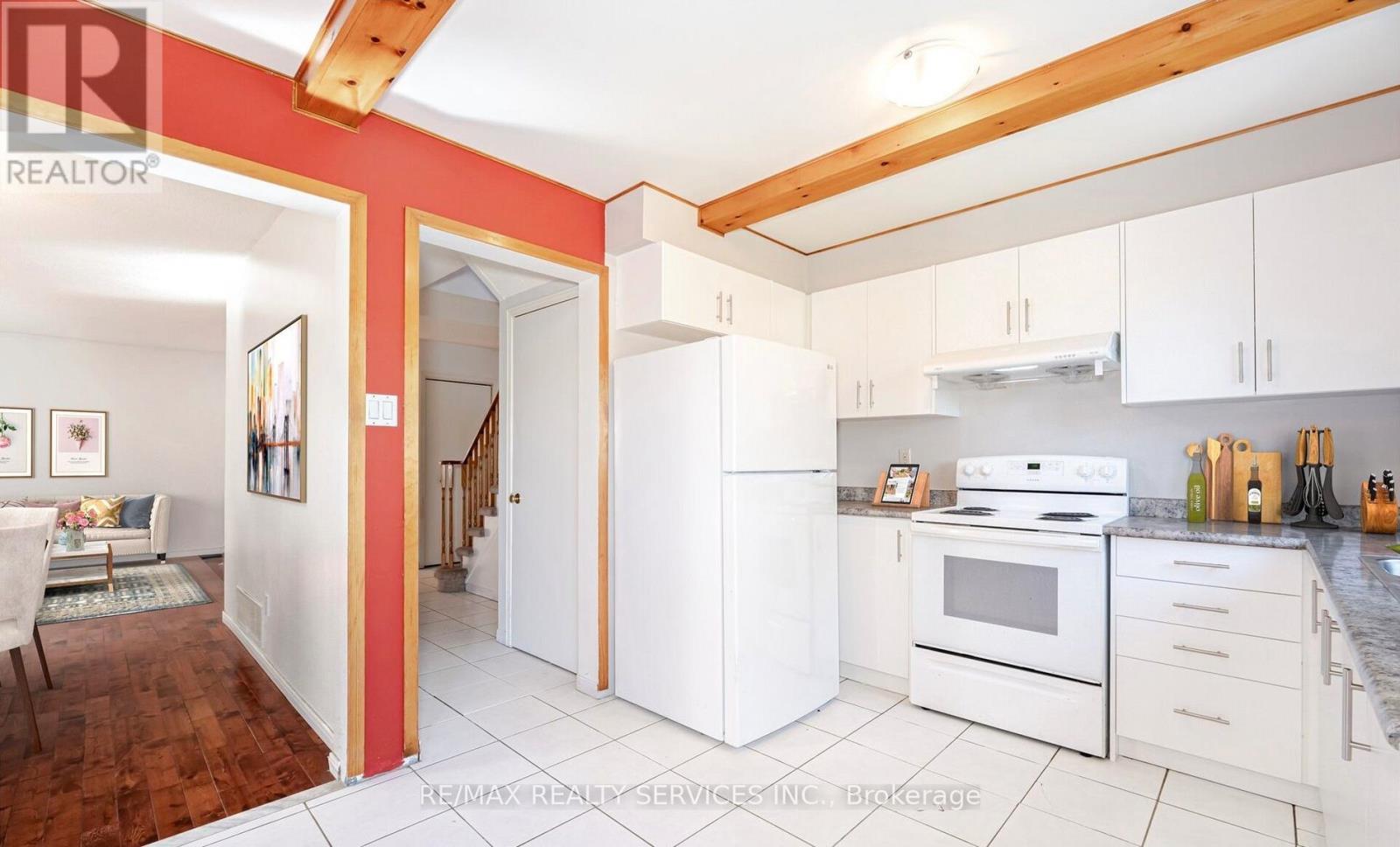 Photo 5 of 28 Panda Lane, Brampton ON
