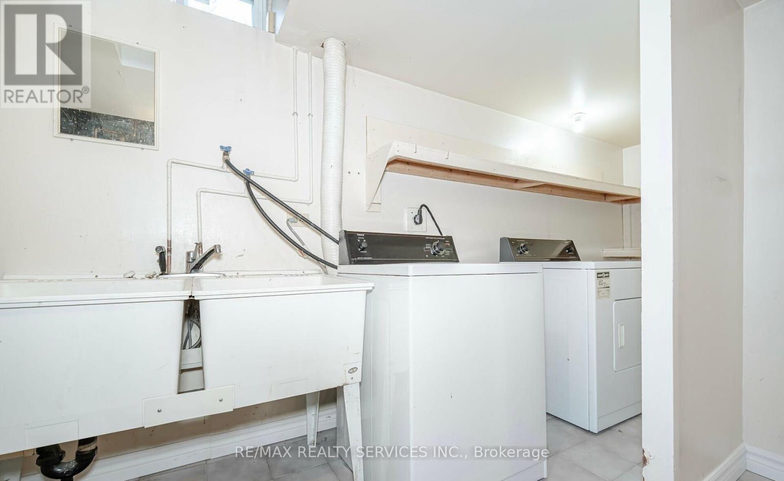 Photo 6 of 28 Panda Lane, Brampton ON