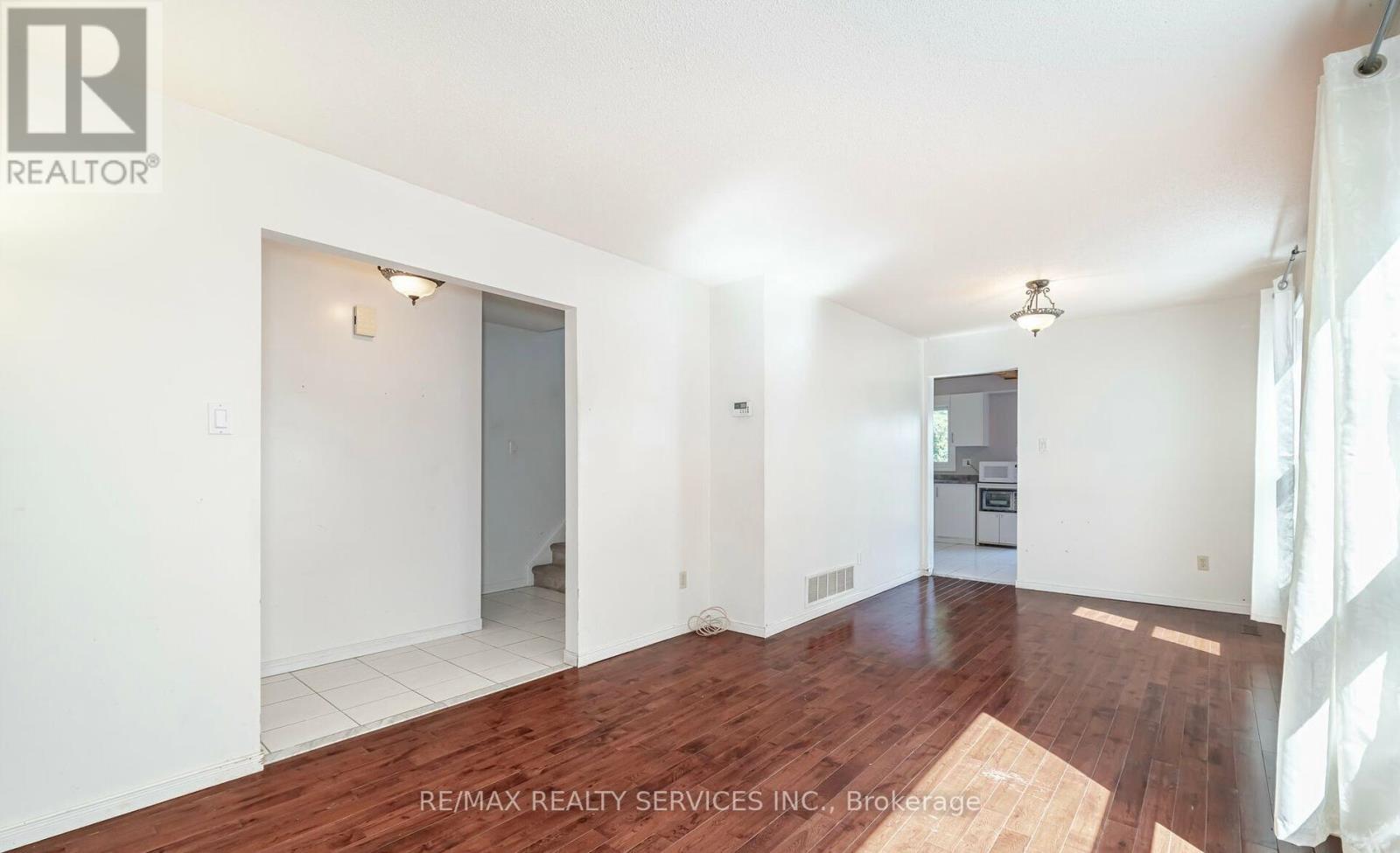 Photo 9 of 28 Panda Lane, Brampton ON