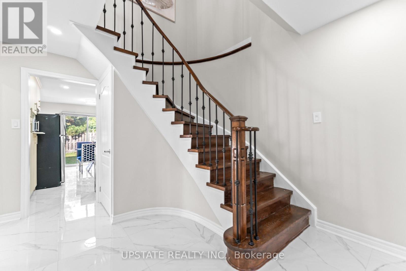 Photo 8 of 31 Danum Road, Brampton ON