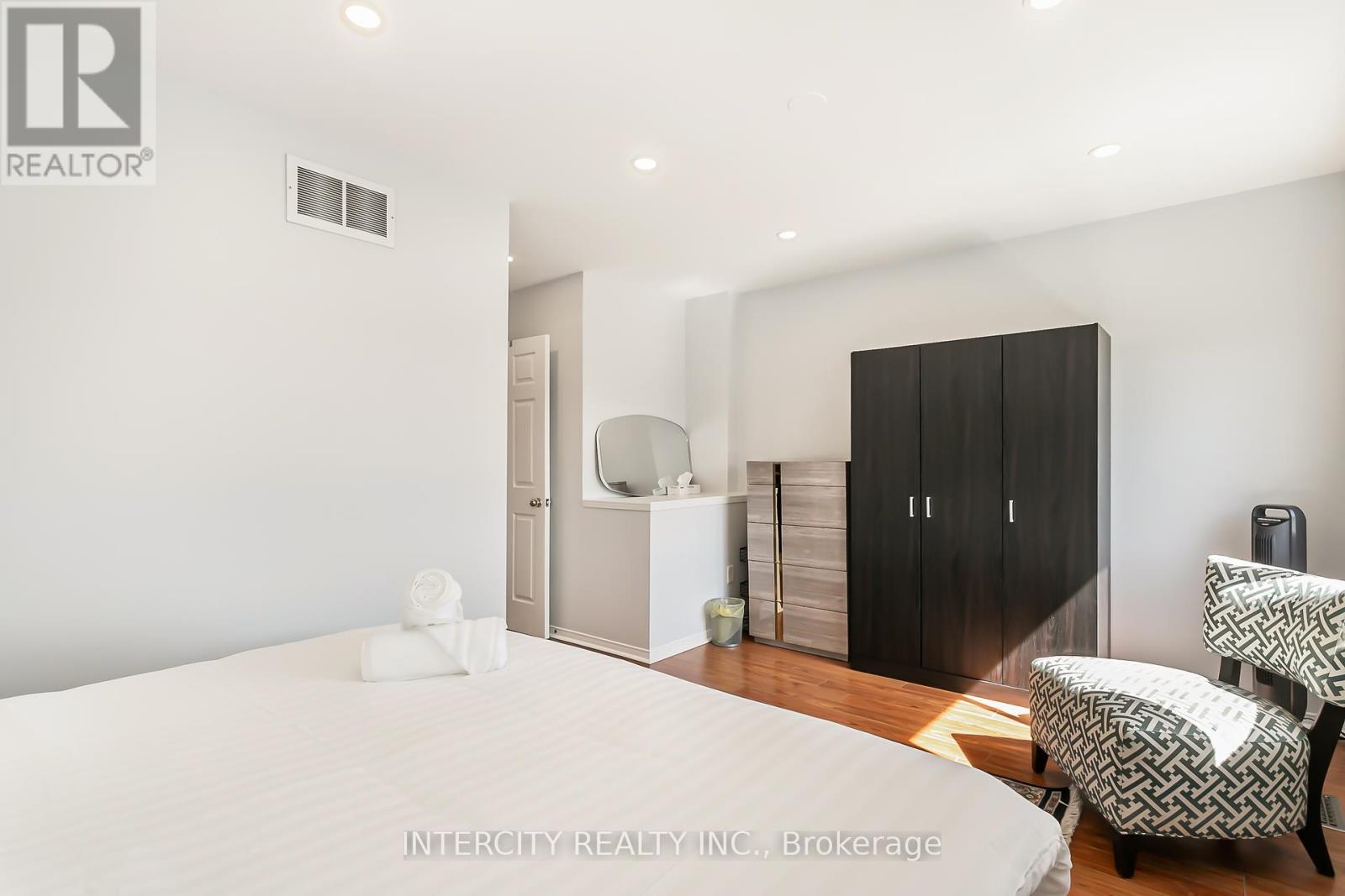 Photo 26 of 40 4950 Albina Way, Mississauga ON
