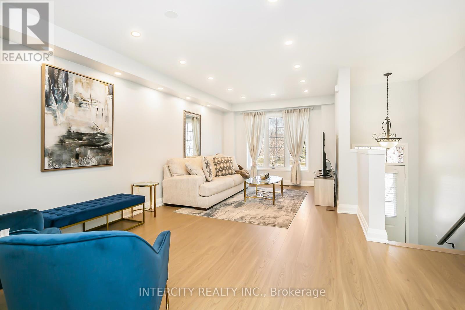 Photo 4 of 40 4950 Albina Way, Mississauga ON