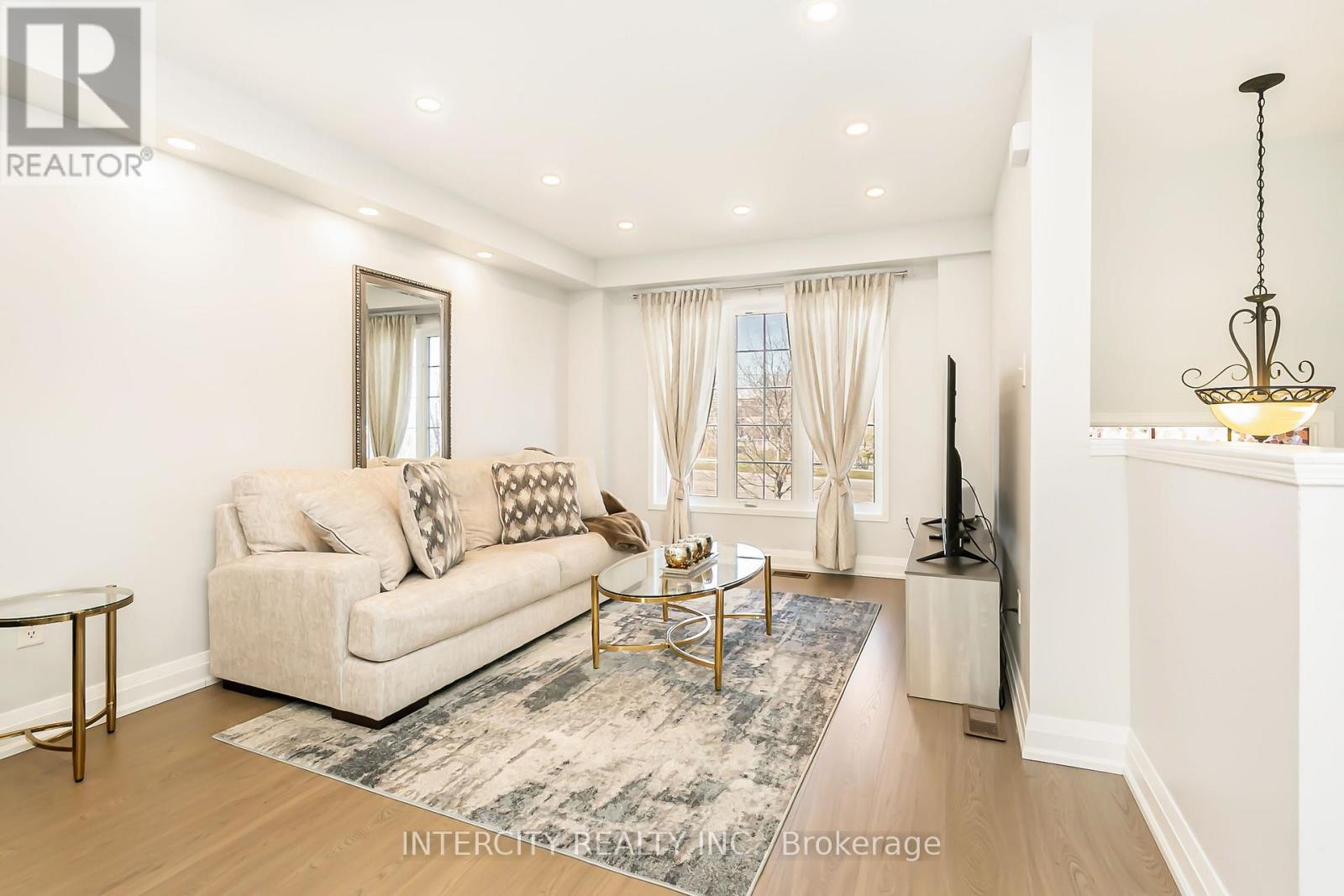 Photo 5 of 40 4950 Albina Way, Mississauga ON