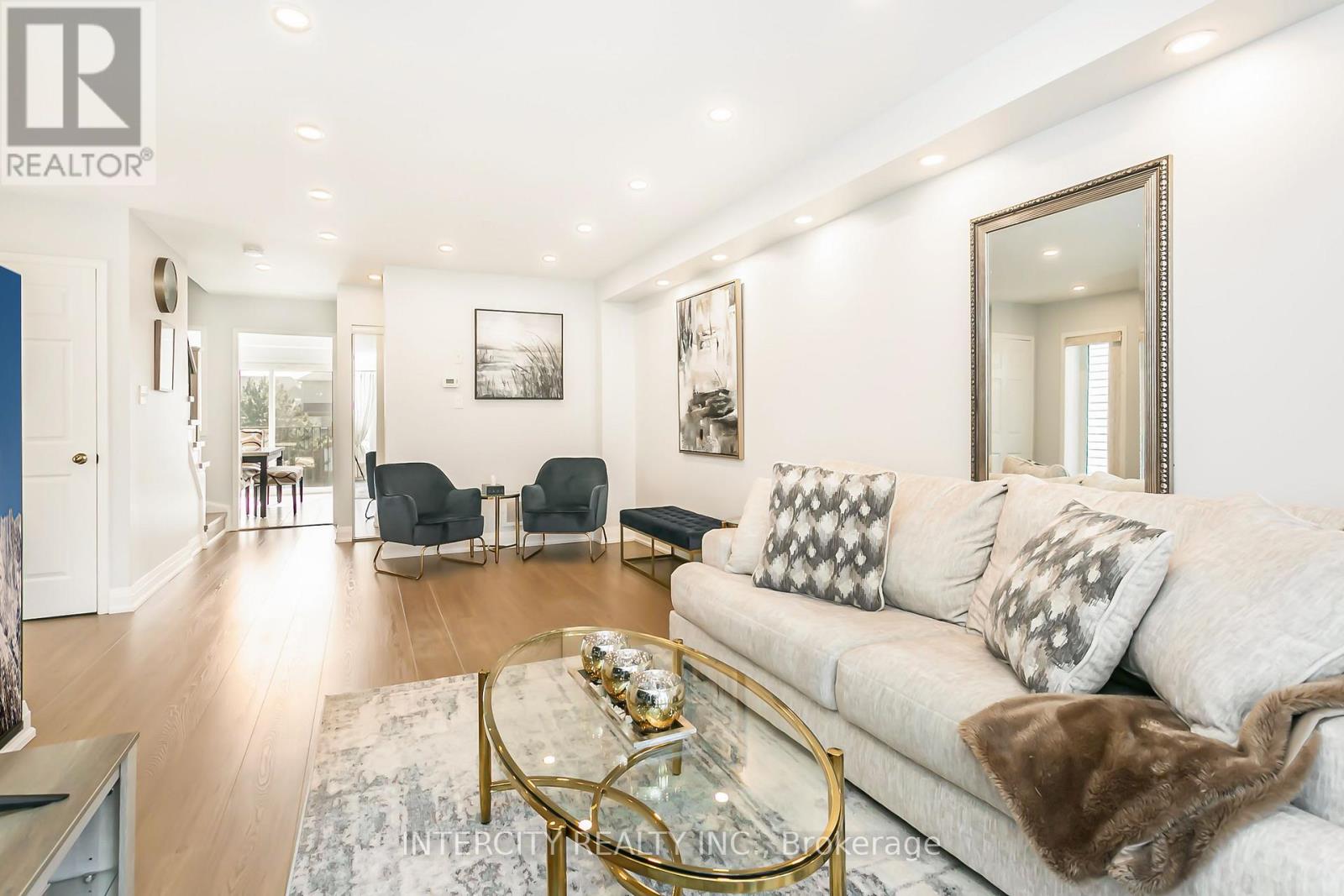 Photo 9 of 40 4950 Albina Way, Mississauga ON