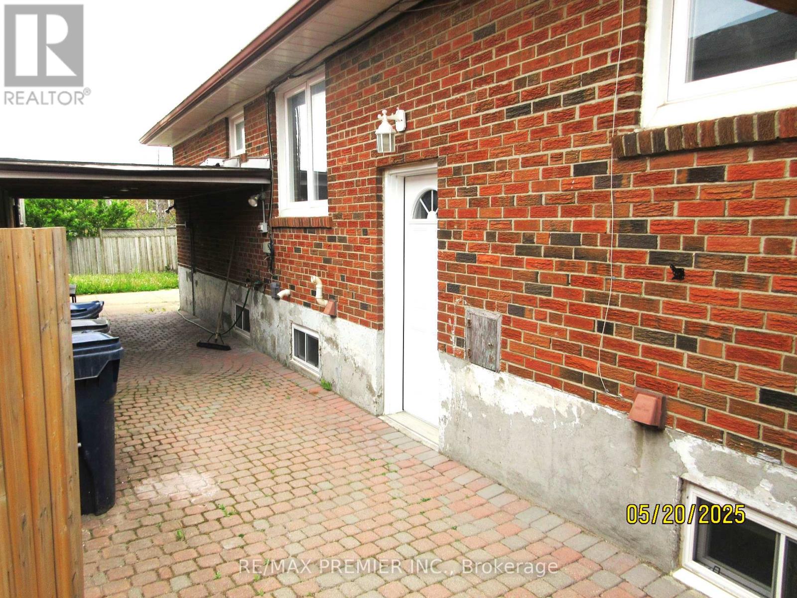 Photo 3 of 100 Snowood Court, Toronto ON