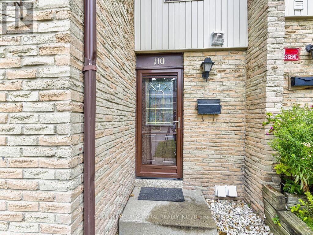 Photo 7 of 110 Foster Crescent, Brampton ON