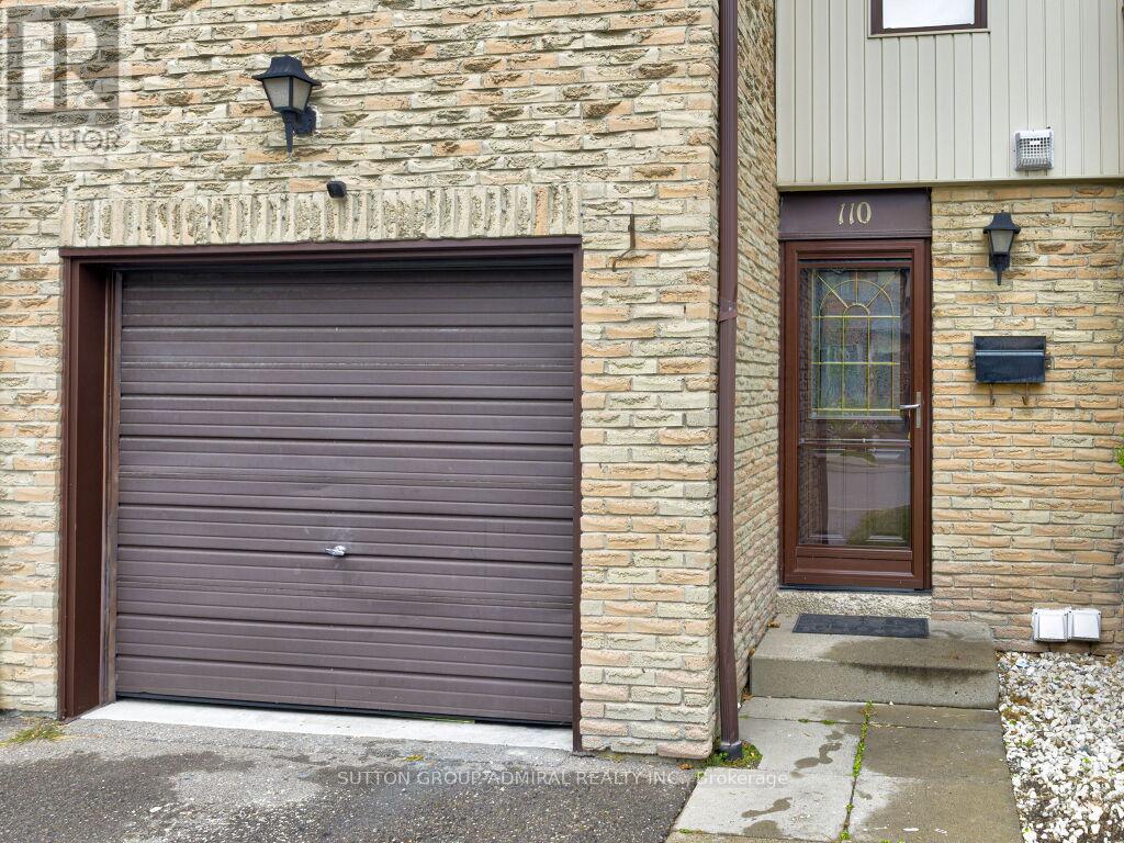 Photo 8 of 110 Foster Crescent, Brampton ON