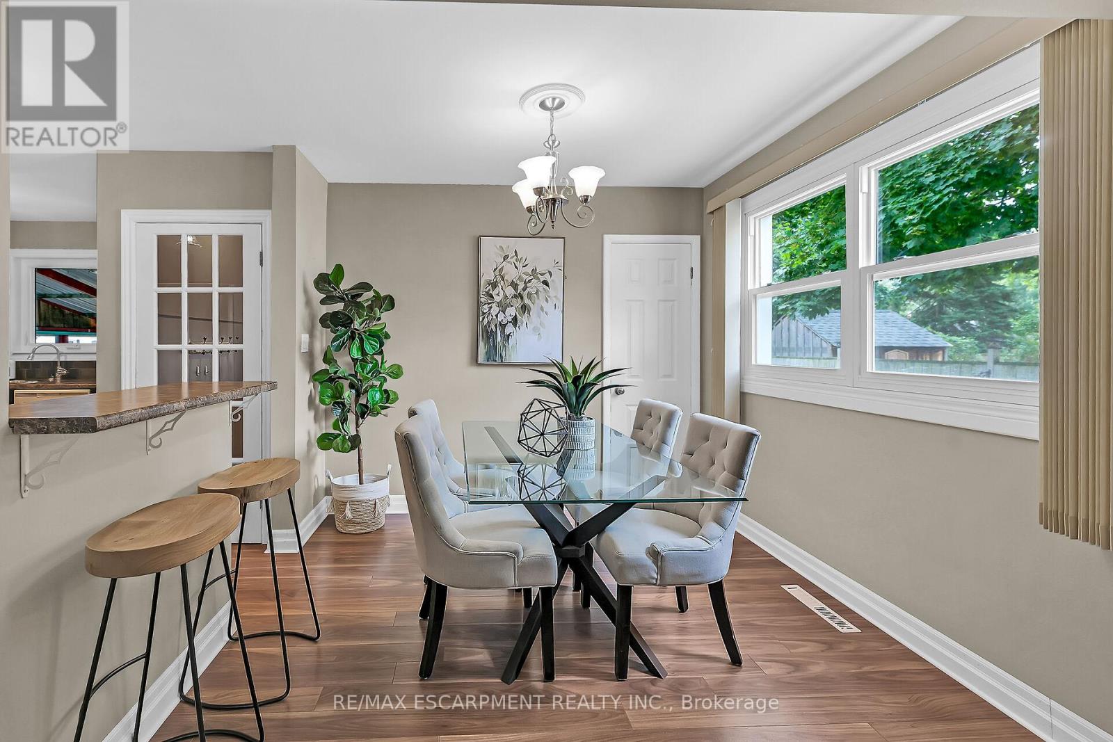 Photo 12 of 160 Elizabeth Crescent, Haldimand ON