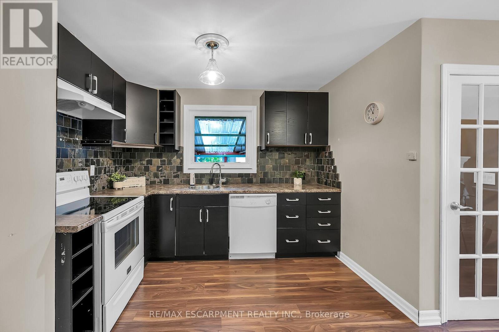 Photo 16 of 160 Elizabeth Crescent, Haldimand ON