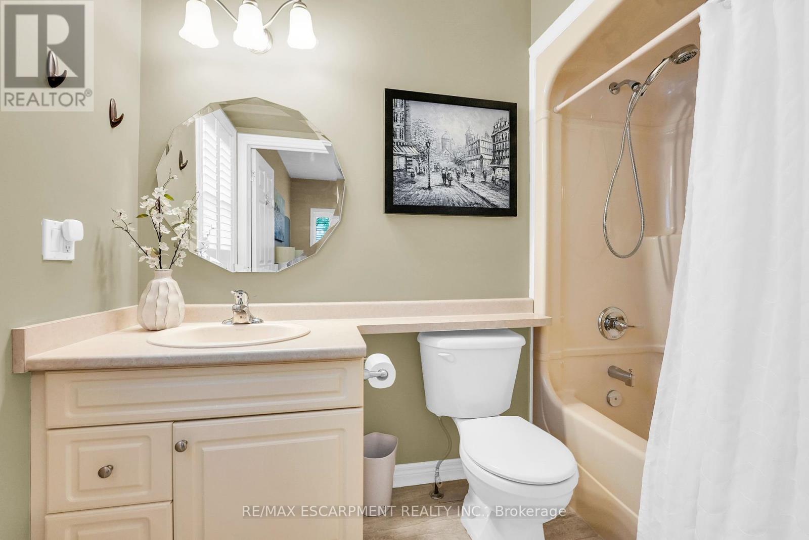 Photo 16 of 3358 Laurie Avenue, Lincoln ON