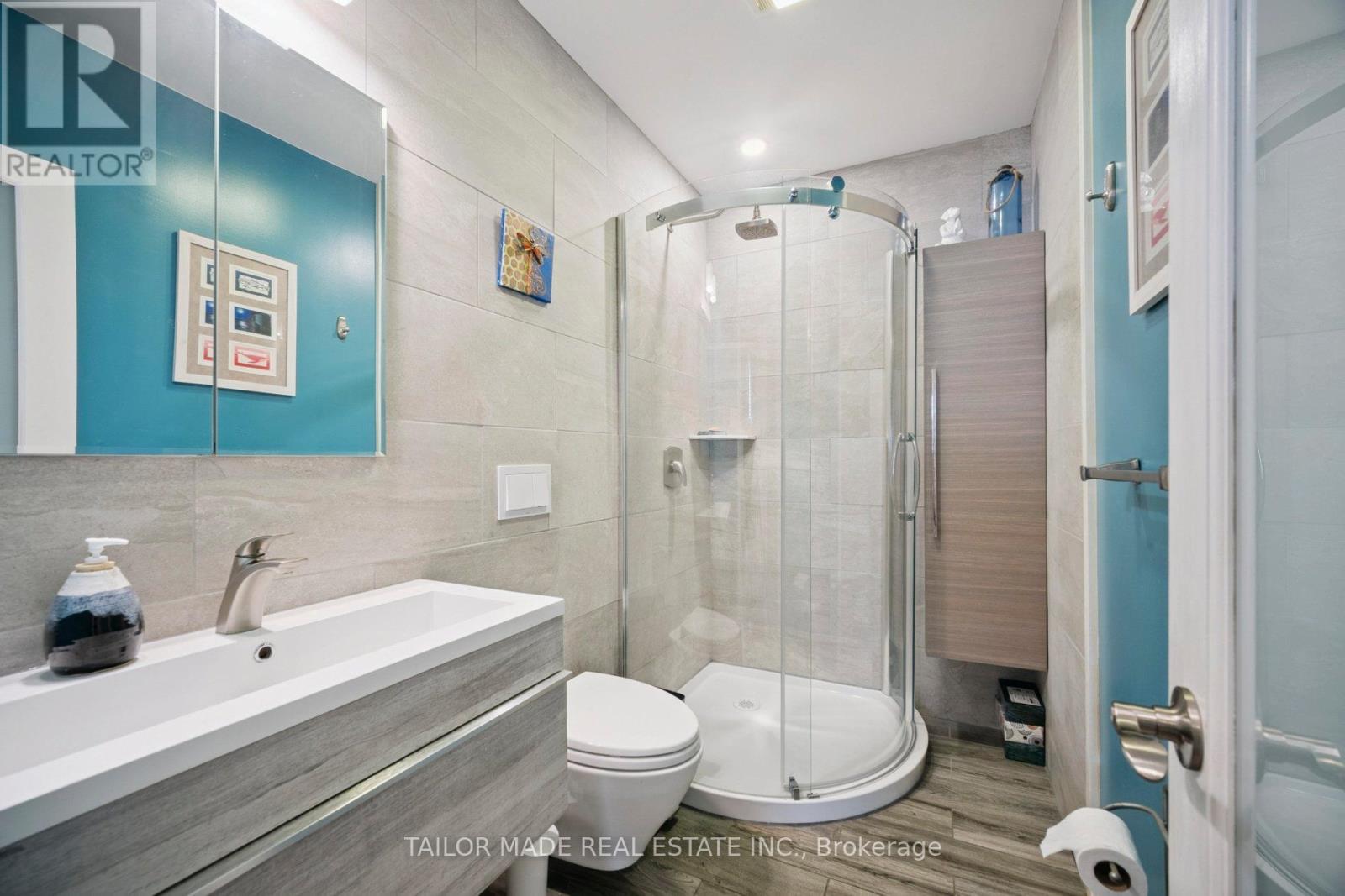 Photo 16 of 4 Leslie Street, London North ON