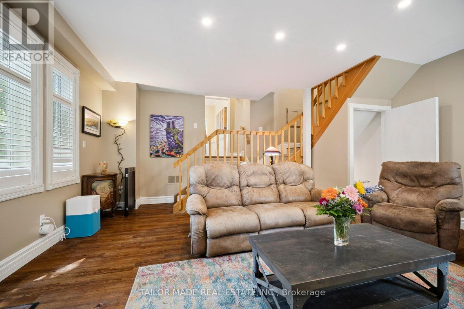 Photo 21 of 4 Leslie Street, London North ON